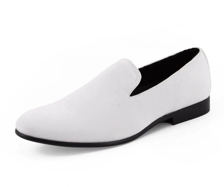 Białe Zamszowe Loafersy: Elegancja i Komfort w Każdym Kroku. Idealne dla Koneserów Stylu.
