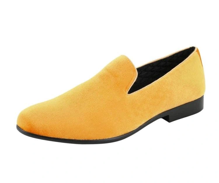 Żółte zamszowe kapcie do palenia: Elegancja i wygoda w jednym kroku! Stylowe obuwie, idealne na wieczór.